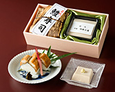 鱧寿司と自家製胡麻豆腐のセット（お料理写真）
